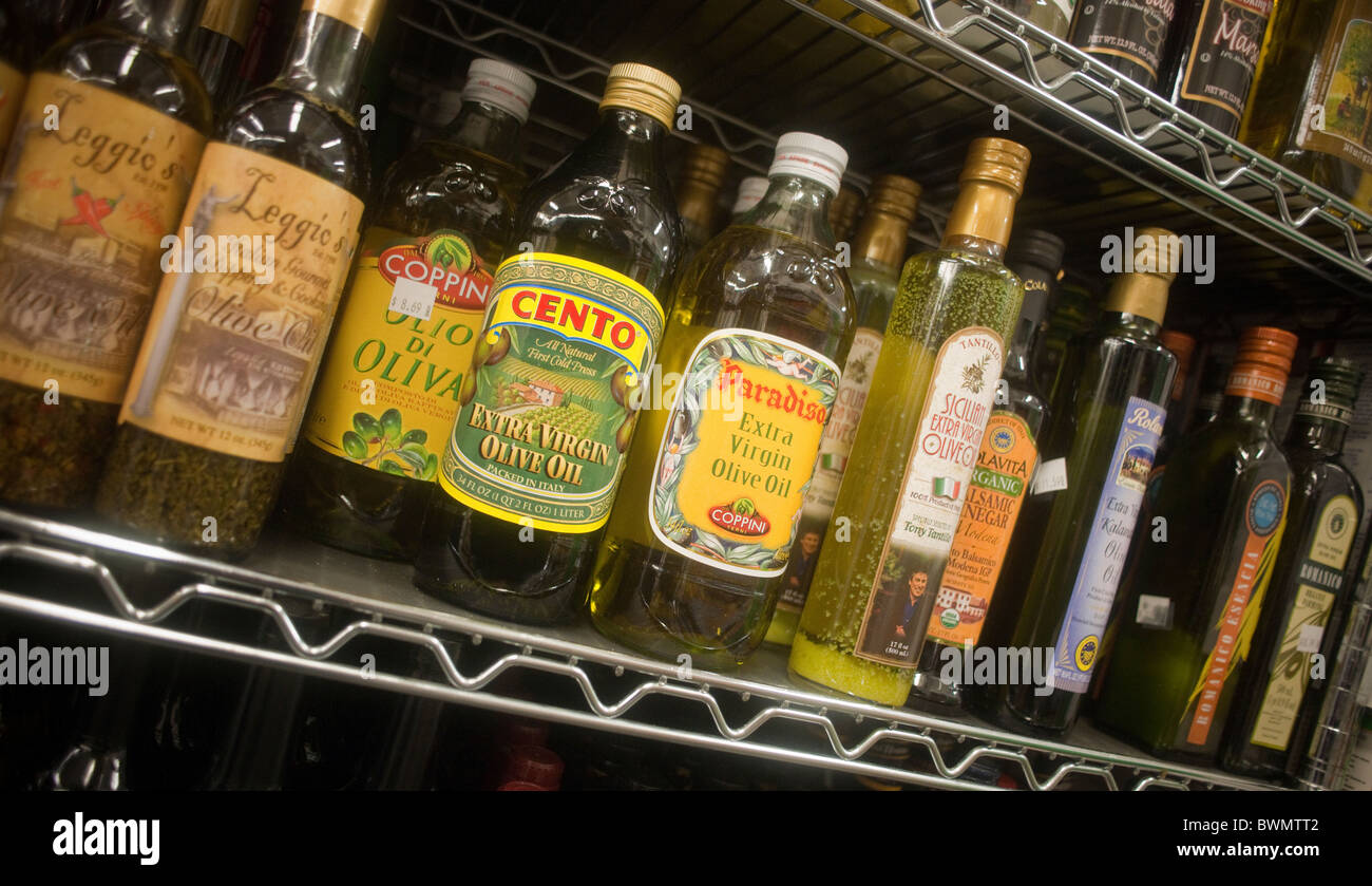 Flaschen importierte Olivenöl sind auf einem Supermarktregal auf Dienstag, 23. November 2010 gesehen. (© Richard B. Levine) Stockfoto