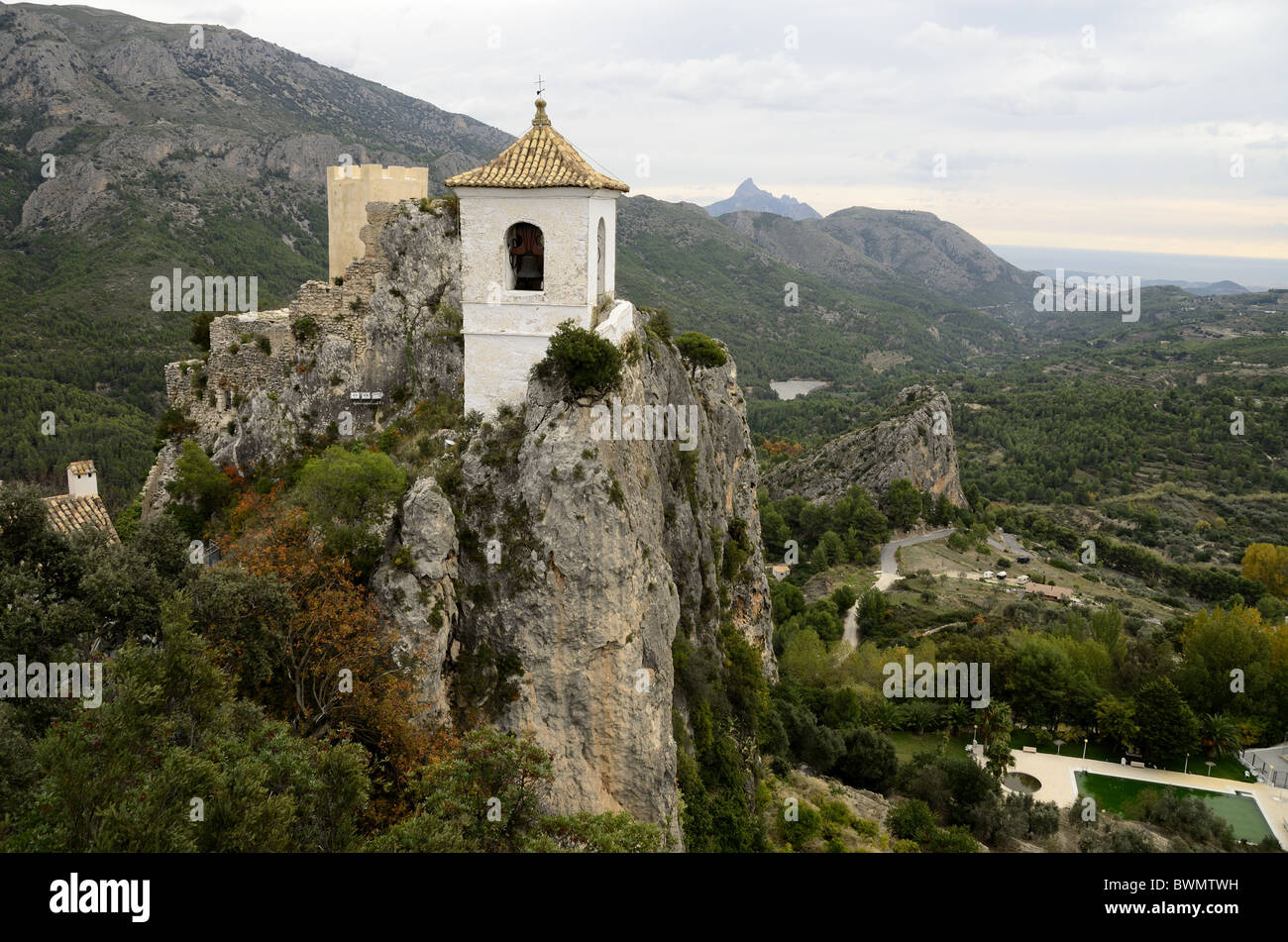 Europa, Spanien, Valencia, Provinz Alicante, Guadalest. Historischen Saint Joseph Castle Mountain Top Glockenturm. Stockfoto