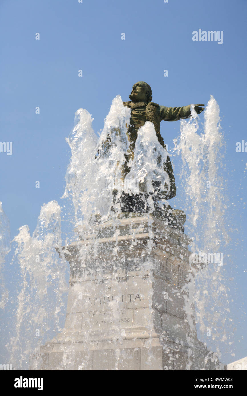 Statue von Léon Gambetta in Cahors Frankreich hinter Brunnen Stockfoto