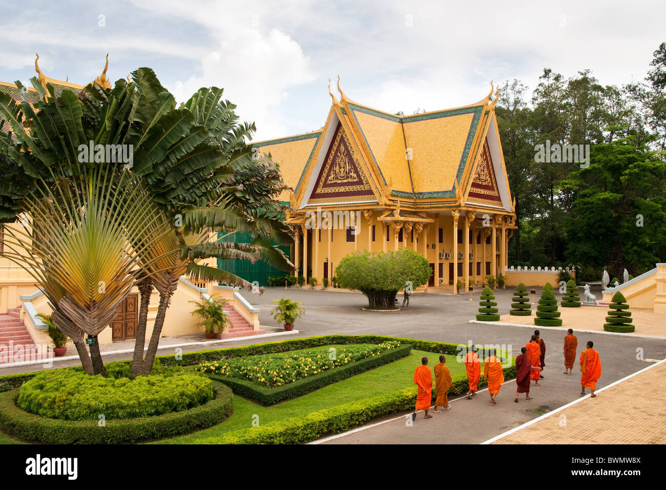Mönche tour die königlichen Schlosspark in Phnom Penh, Kambodscha Stockfoto