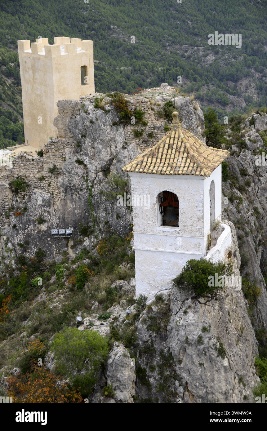 Europa, Spanien, Valencia, Provinz Alicante, Guadalest. Blick auf die historischen Ruinen von Saint Joseph Castle & Glockenturm. Stockfoto