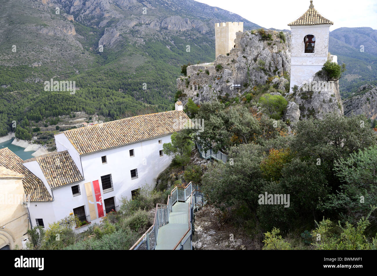 Europa, Spanien, Valencia, Alicante, Guadalest. Übersicht der historischen Casa Orduna Museum & Schloss Weg. Stockfoto