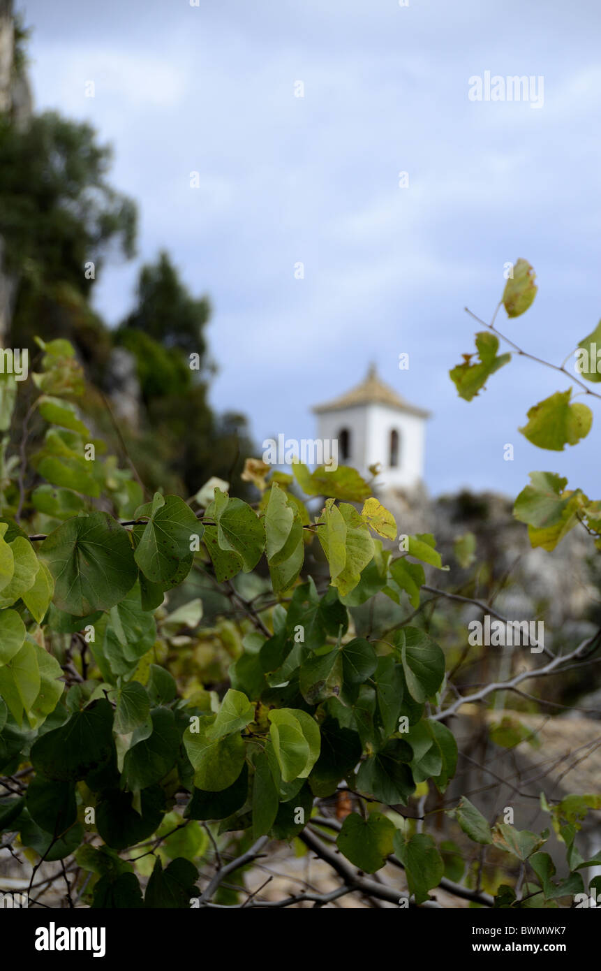 Europa, Spanien, Valencia, Provinz Alicante, Guadalest. Historischen Saint Joseph Schloss Glockenturm. Stockfoto