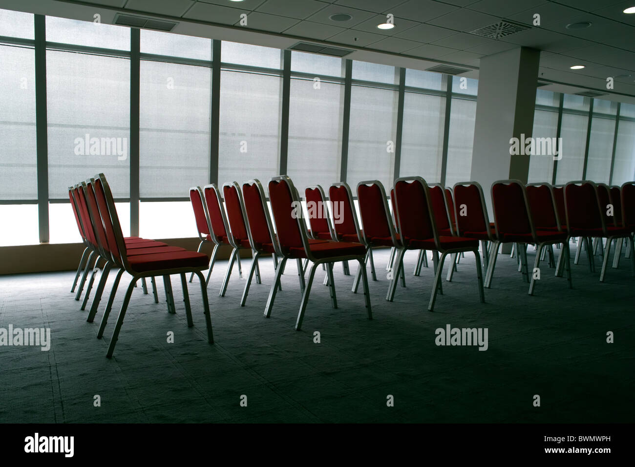 Konferenzsaal mit roten Stühlen Stockfoto