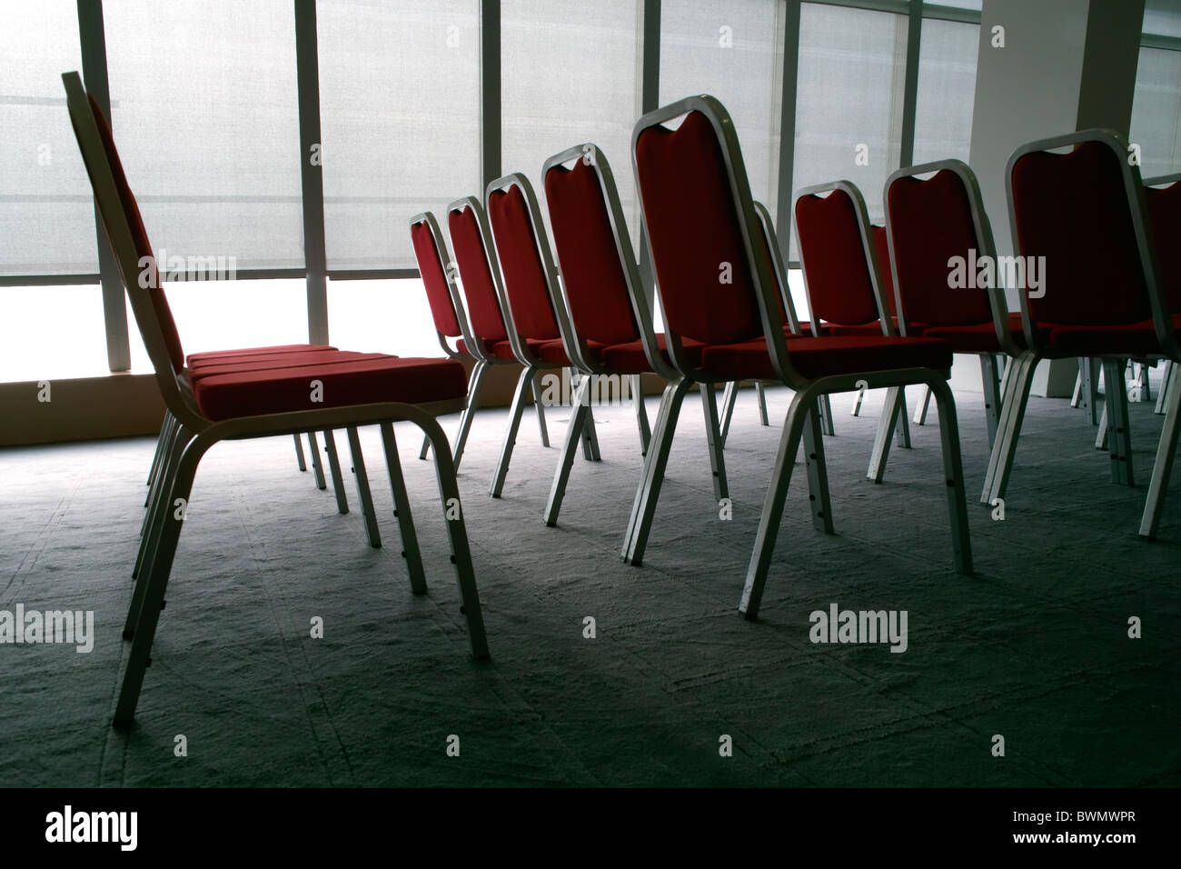 Rote Stühle in einem Konferenzraum Stockfoto