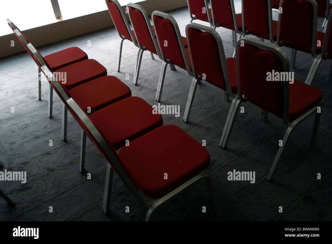 Rote Stühle in einem Konferenzraum Stockfoto