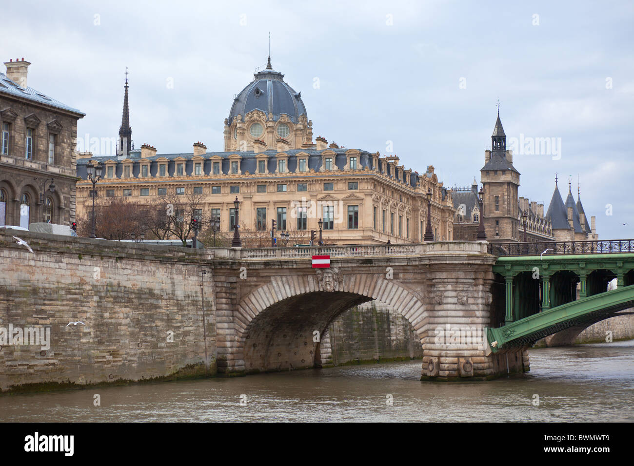 Justizpalast und Conciergerie in Paris am trüben Wintertag Stockfoto