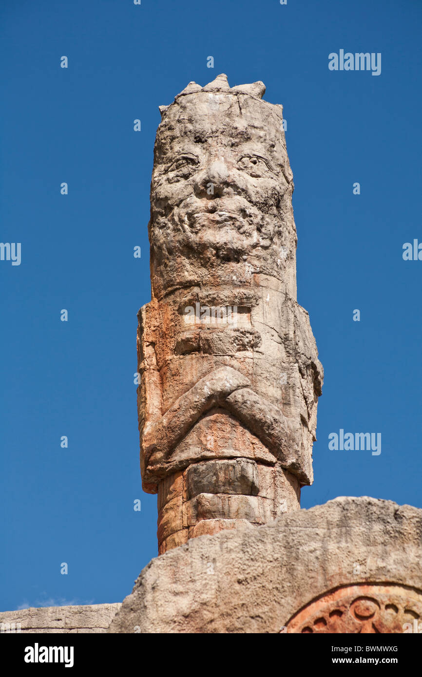Naxi Stamm Steinbildhauen an Seilbahnstation auf Basis des Yulong Xue Shan Berg, Lijiang, Yunnan Provinz, China Stockfoto