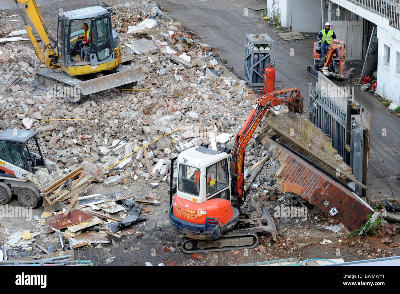 Abriss-Baustelle eines alten Gebäudes in Nord/West London vor dem Bau einer neuen Gemeinschaft und Sozialzentrum. Stockfoto
