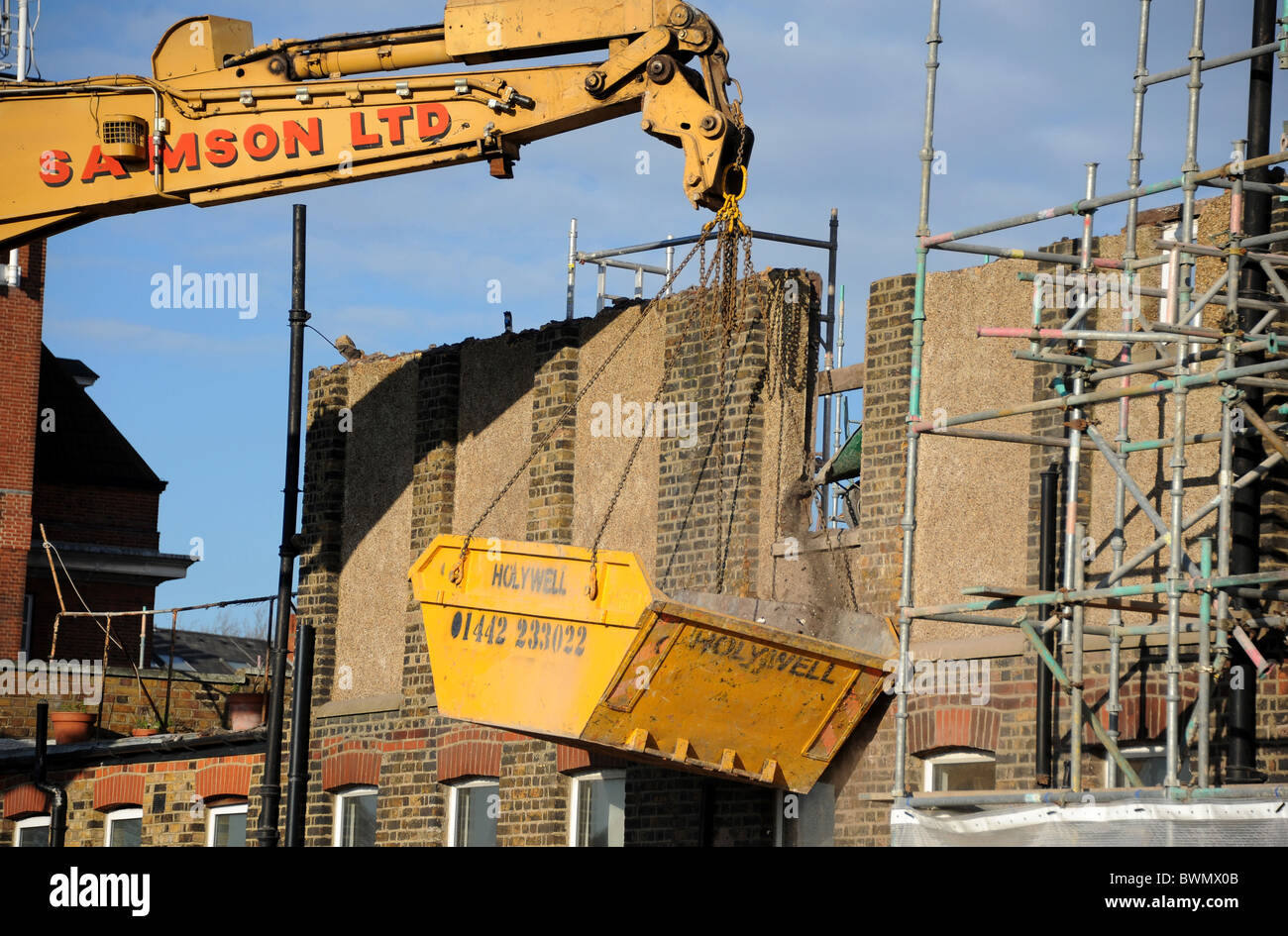 Abriss-Baustelle eines alten Gebäudes in Nord/West London vor dem Bau einer neuen Gemeinschaft und Sozialzentrum. Stockfoto