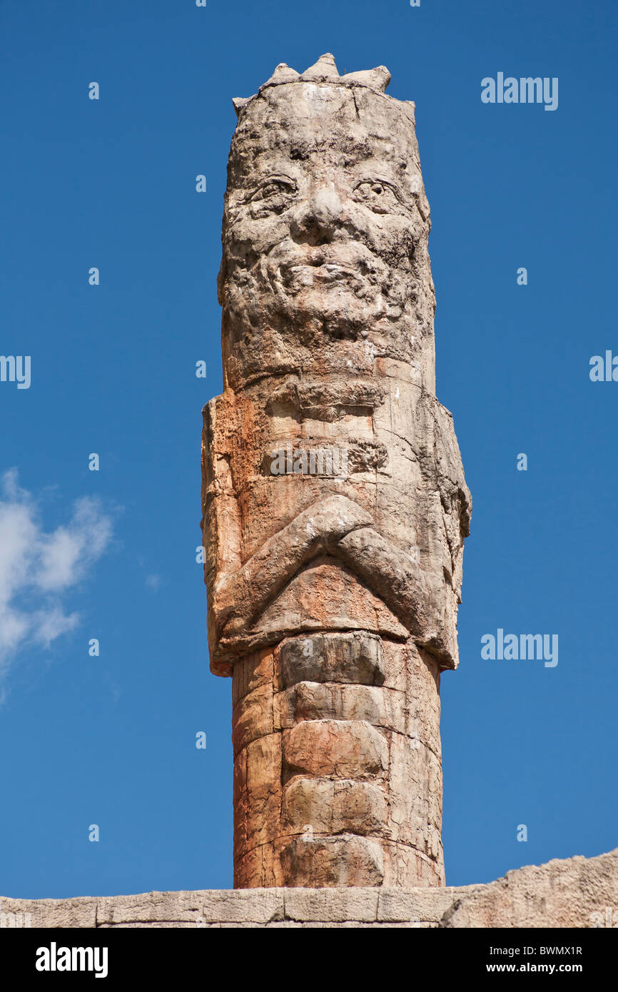 Naxi Stamm Steinbildhauen an Seilbahnstation auf Basis des Yulong Xue Shan Berg, Lijiang, Yunnan Provinz, China Stockfoto