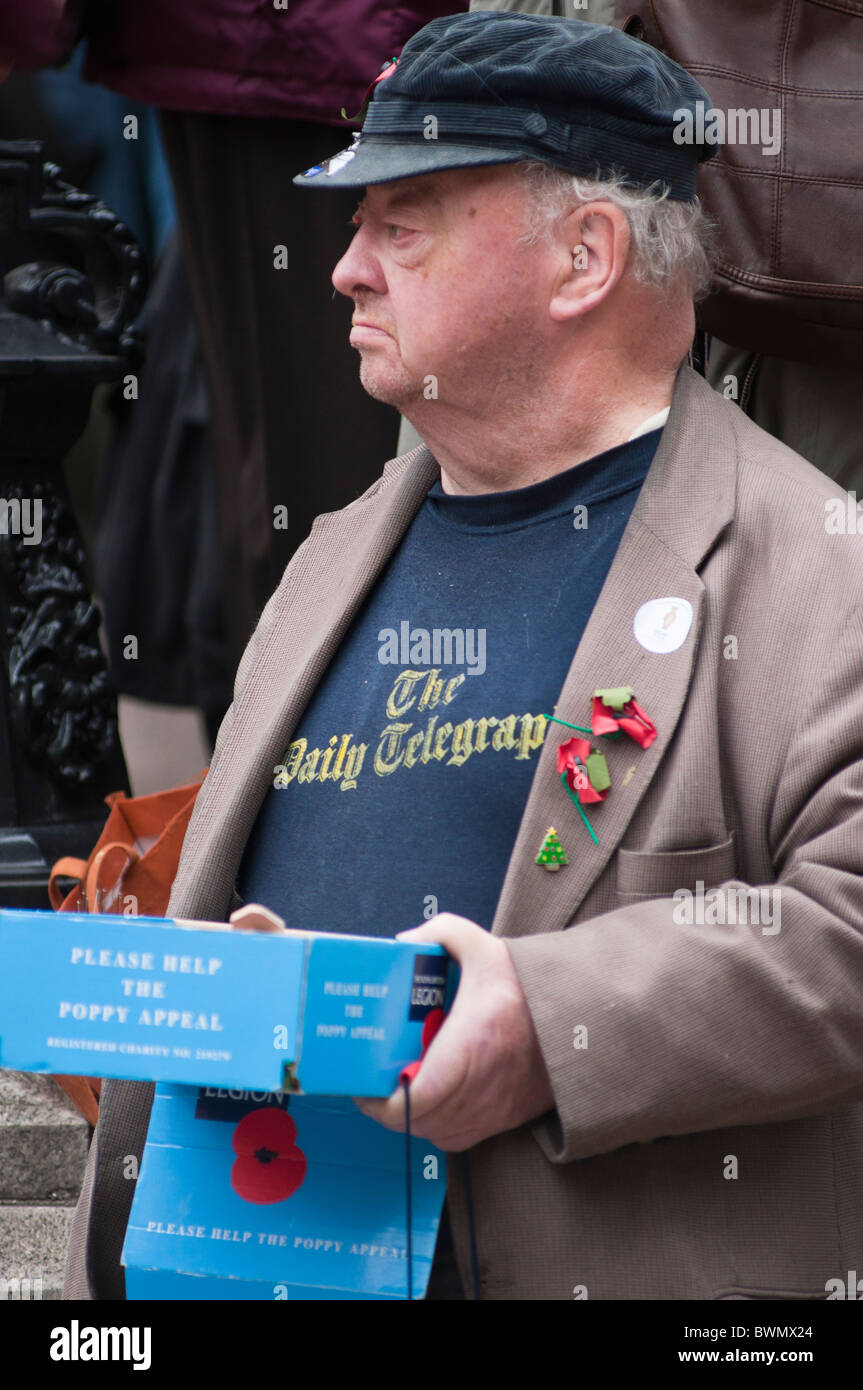 Ein Down-syndrom Mann verkauf Mohnblumen für Tag der Erinnerung. London. Großbritannien Stockfoto