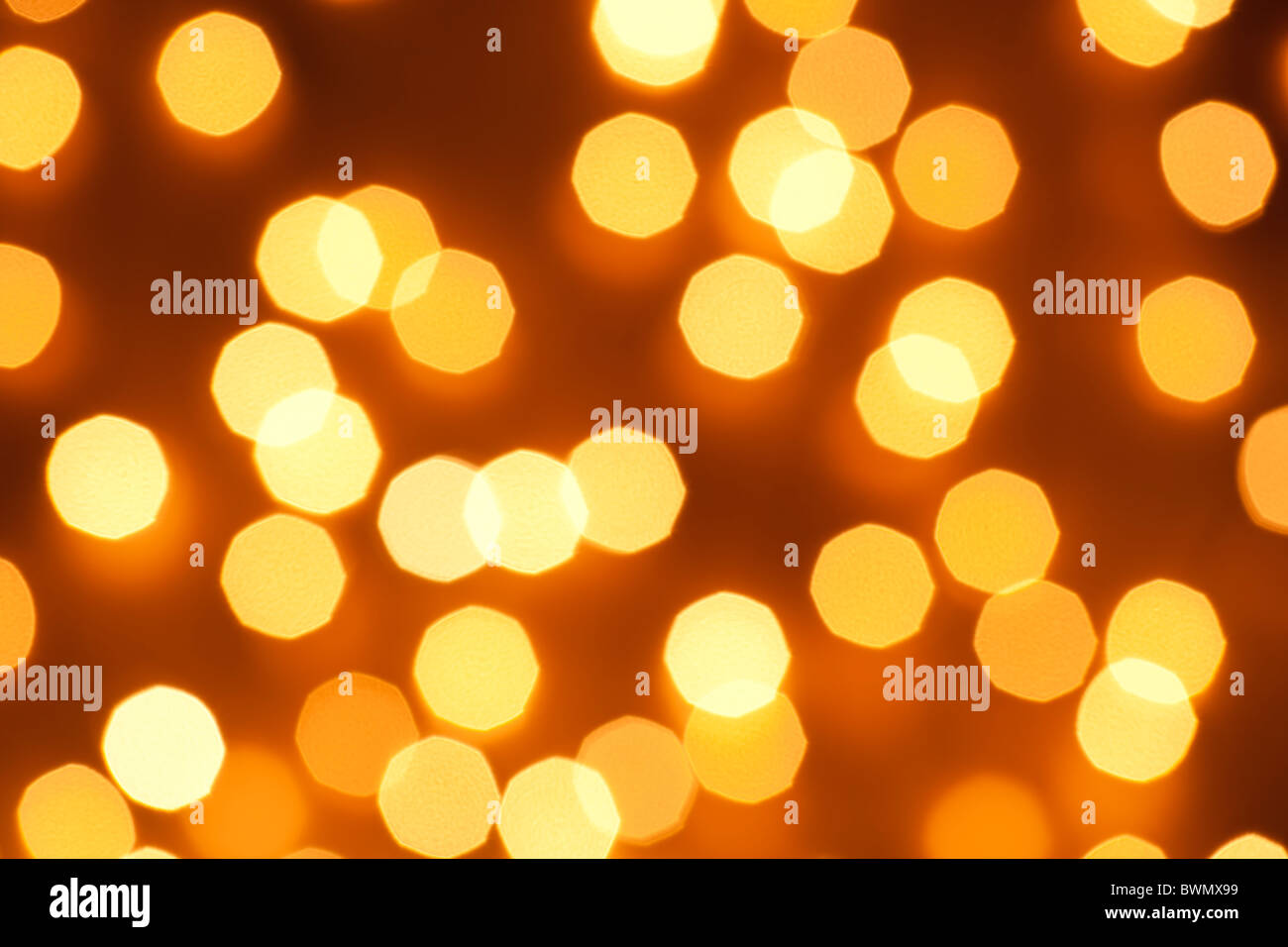 Lichter-Hintergrund unscharf. Gelb, orange und weiße Flecken. aRGB. Stockfoto