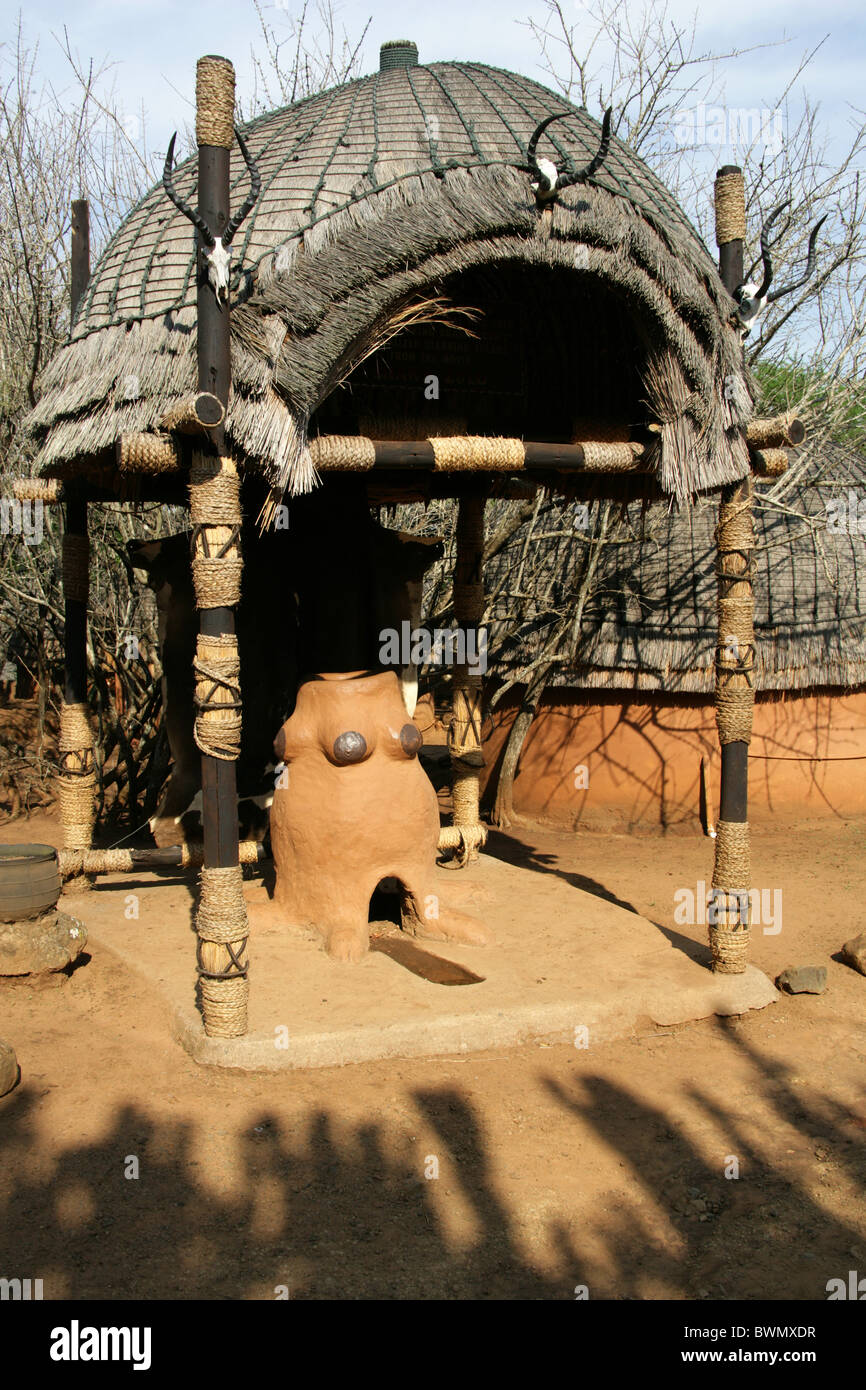 Stammes-Artefakt gebaut für die 'Shakaland' Film Shakaland Zulu-Dorf, Nkwalini Tal, Kwazulu Natal, Südafrika. Stockfoto