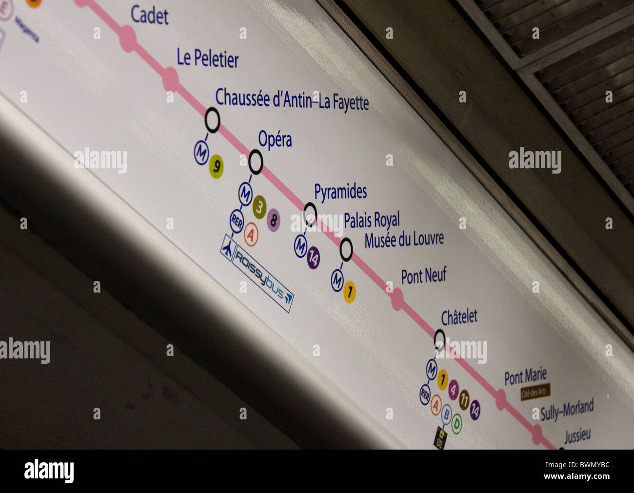 Karte von Paris Metro in Zug Stockfoto