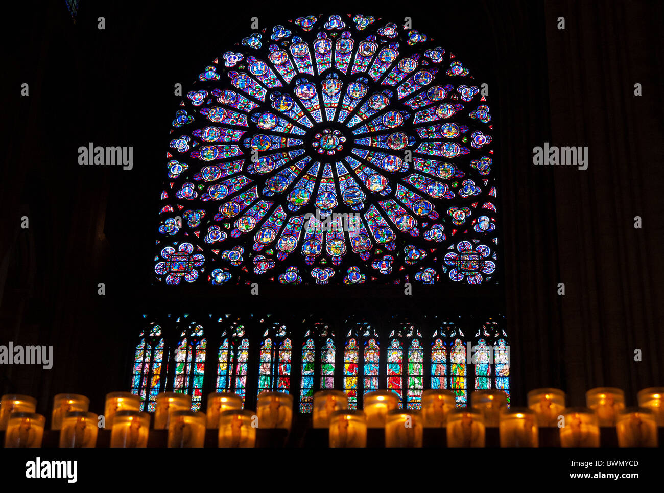 Inneren Fenster und Kerzen Dom Cathedrale Notre-Dame de Paris Stockfoto