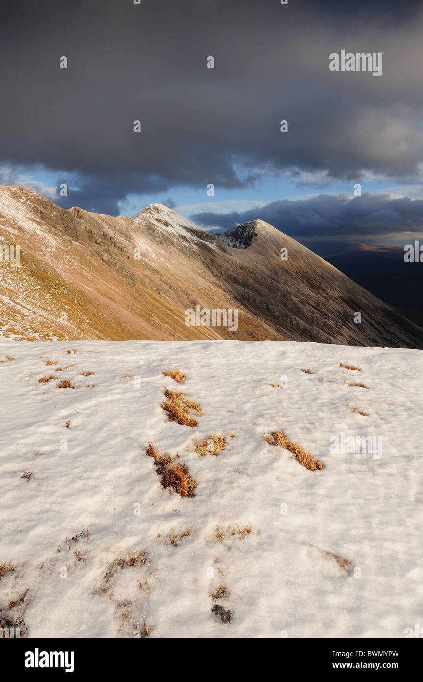 Winter-Blick auf Beinn Eighe von Stuc Coire eine Laoigh in Richtung Sgurr Verbot und Sgurr Nan Fhir Duibhe, Torridon, Schottisches Hochland Stockfoto
