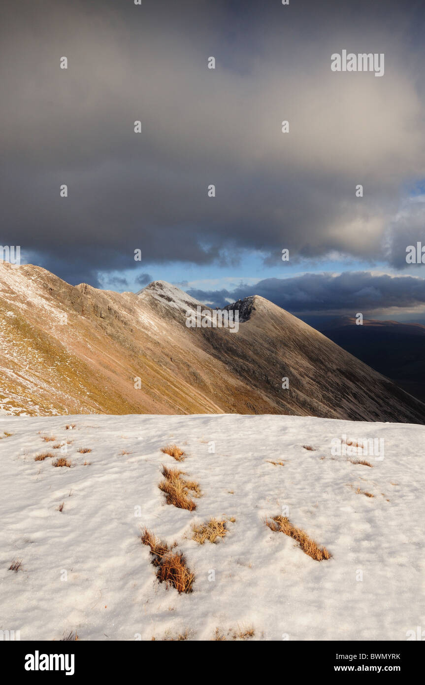 Winter-Blick auf Beinn Eighe von Stuc Coire eine Laoigh in Richtung Sgurr Verbot und Sgurr Nan Fhir Duibhe, Torridon, Schottisches Hochland Stockfoto
