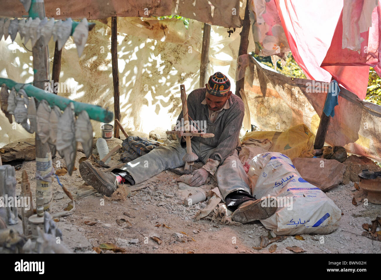 Berber Dorf Handwerker arbeiten mit Alabaster im Atlasgebirge Marokkos in der Nähe von Marrakesch Stockfoto