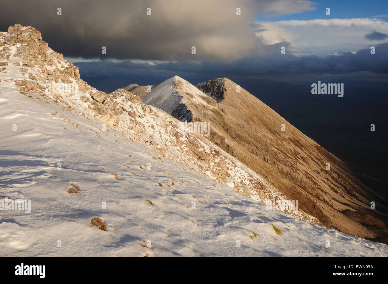 Beinn Eighe Gipfelgrat im Winter. Die Aussicht vom Spidean Coire Nan Clach Sgurr Verbot und Sgurr Nan Fhir Duibhe, Torridon Stockfoto