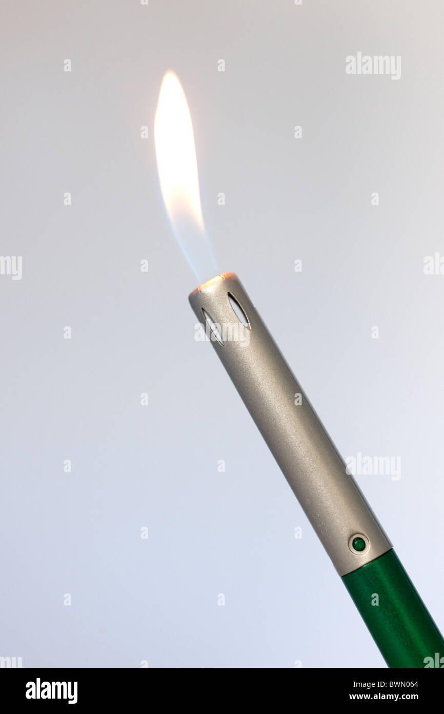 Entzündete Flamme auf einen Funken Gas Zünder Stockfoto