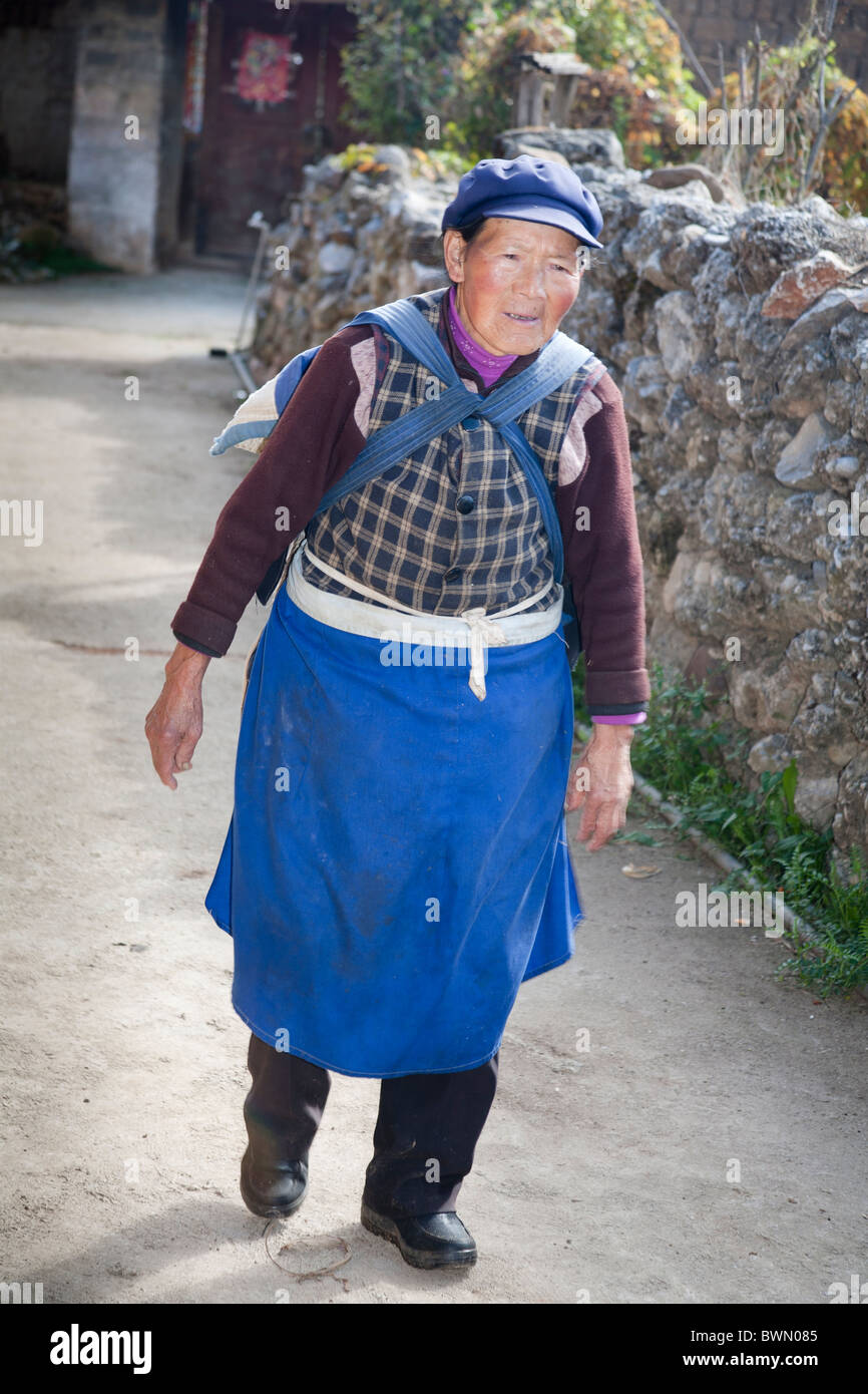 Naxi alte tragen Tracht zu Dorf in der Nähe von Lijiang, Provinz Yunnan, China Stockfoto