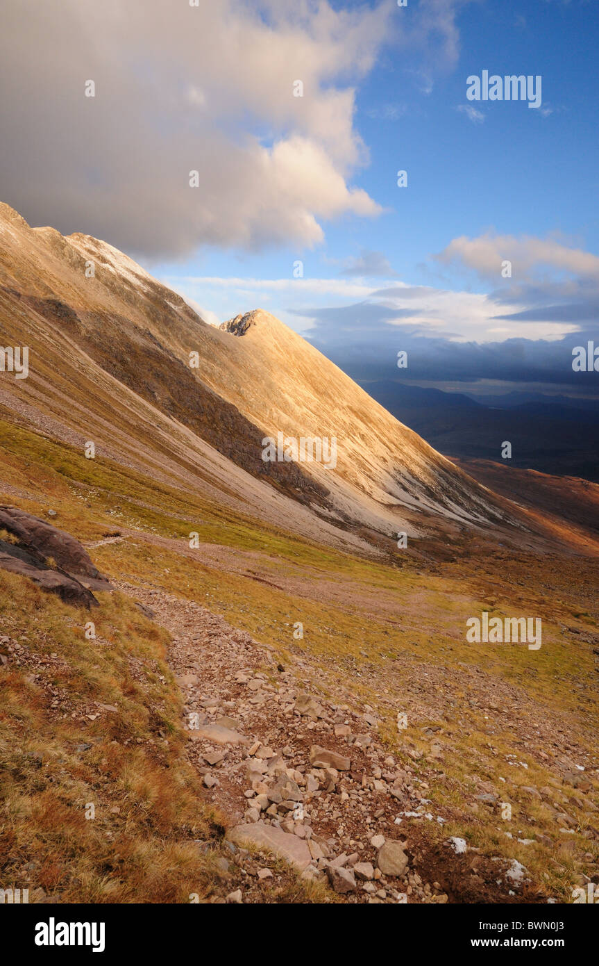 Torridon Bergwanderweg Sgurr Nan Fhir Duibhe ist der sonnigen Gipfel im Hintergrund. Wester Ross, Schottisches Hochland Stockfoto