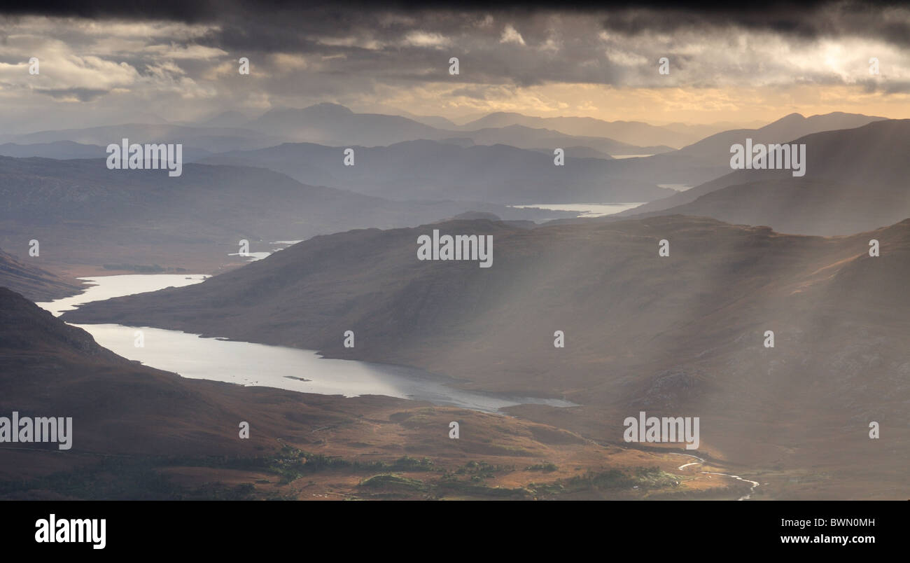 Sonnenstrahlen über Seen und Berge in Torridon, Wester Ross, North West Highlands von Schottland Stockfoto