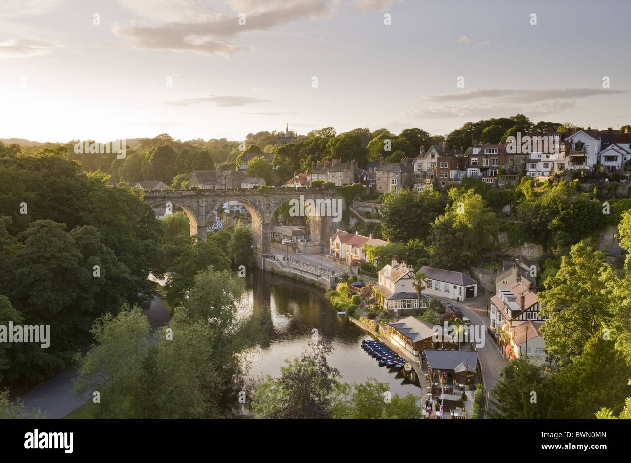 Einen herrlichen Blick auf den Sonnenuntergang über der sonnenbeschienenen Viadukt, Riverside Gebäude, Häuser & Reflexionen auf dem Fluss Nidd - Knaresborough, North Yorkshire, England, UK. Stockfoto