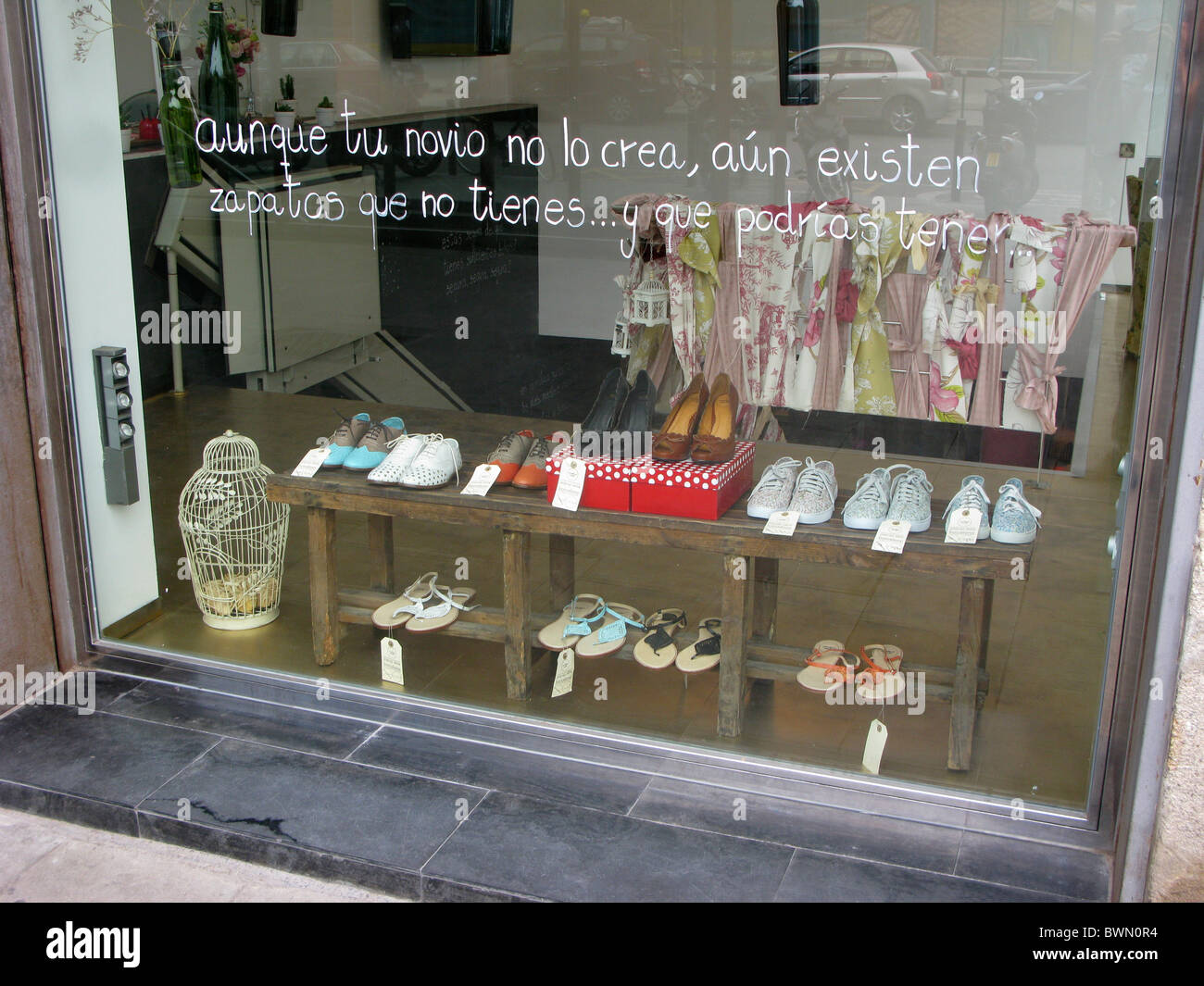 Pop-up-Fashion-Store, Shop, die nur für eine kurze und begrenzte Zeit eingerichtet Stockfoto