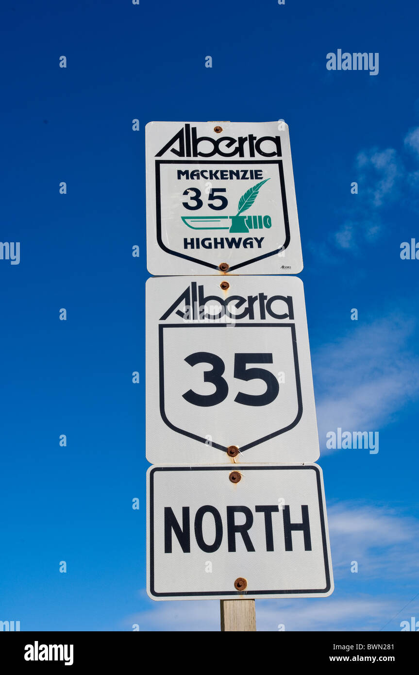 Straßenschild Mackenzie Highway 35 North, Manning, Alberta, Kanada. Stockfoto