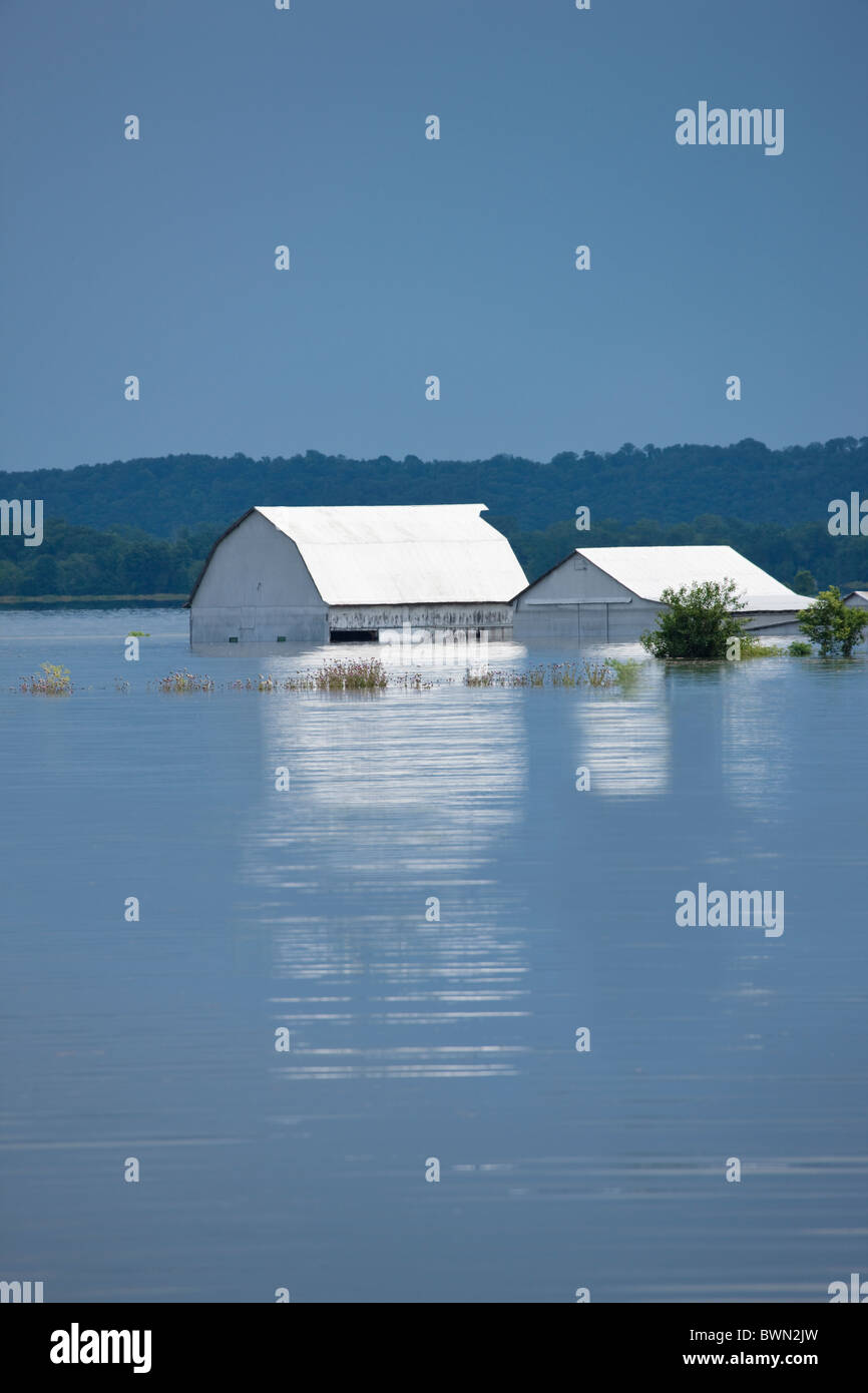 USA, Missouri, Scheune und Haus in Flut Stockfoto