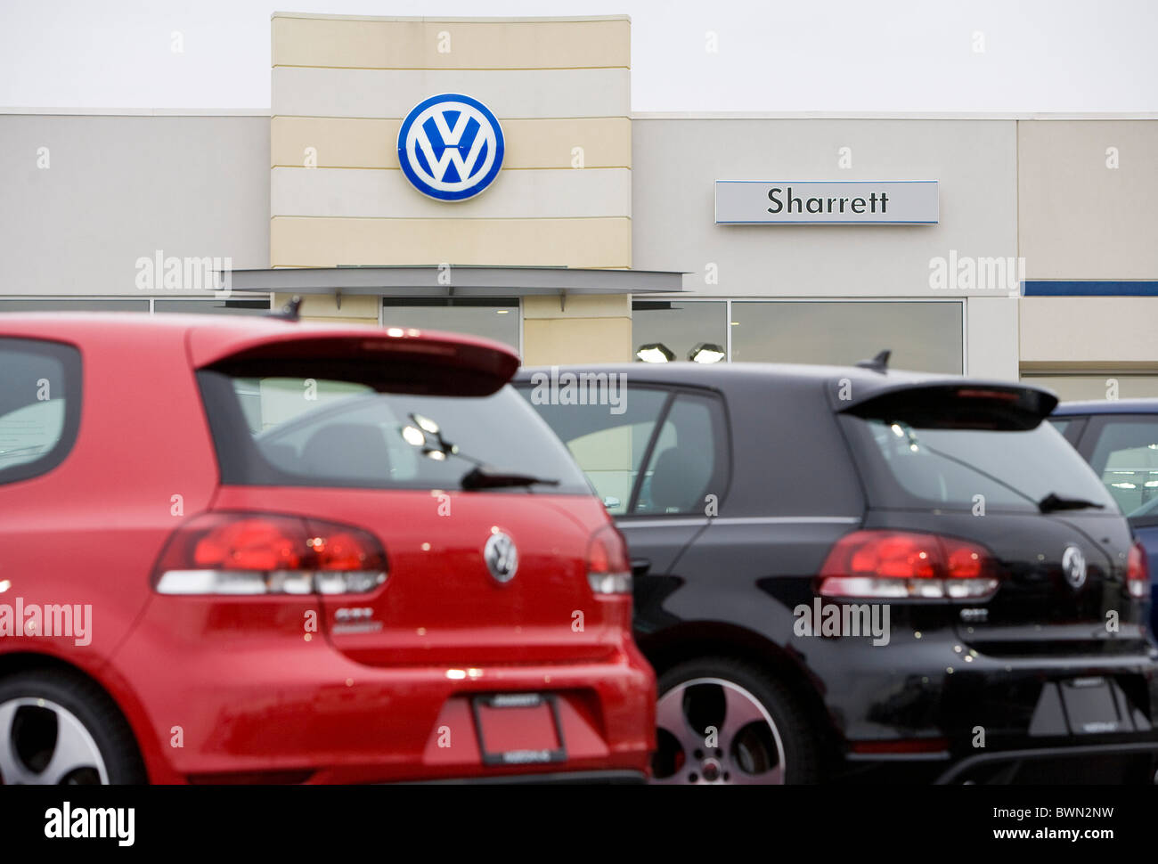 Ein Volkswagen Autohaus. Stockfoto