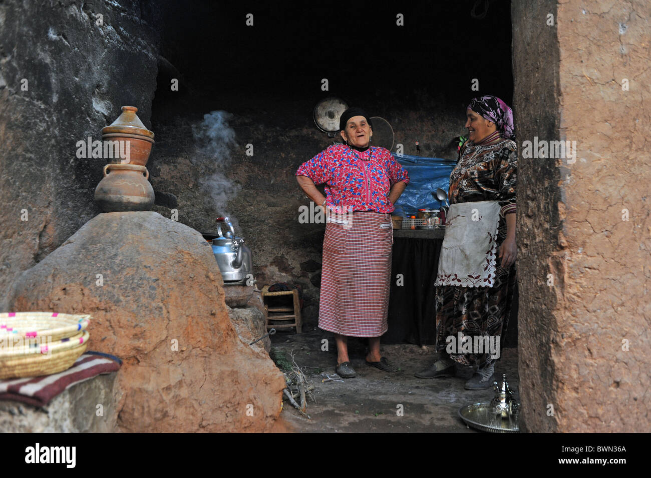 Marrakesch Marokko 2010 - traditionelle Berber Haus mit Frauen, die Zubereitung von Tee und Brot im Ourika Tal auf das Atlas-Gebirge Stockfoto