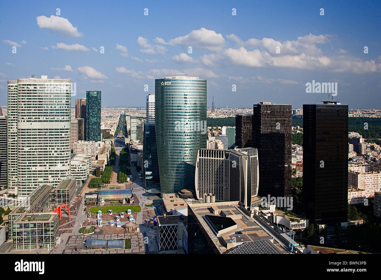 Europa in Paris Stadt La Defense Bezirk Skyline Wolkenkratzer Hochhaus Gebäuden moderne Avenue Charles de Stockfoto
