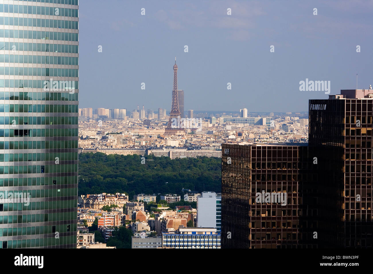 Europa in Paris Stadt La Defense Bezirk Skyline Wolkenkratzer Hochhaus Gebäuden moderne Eiffelturm Stockfoto