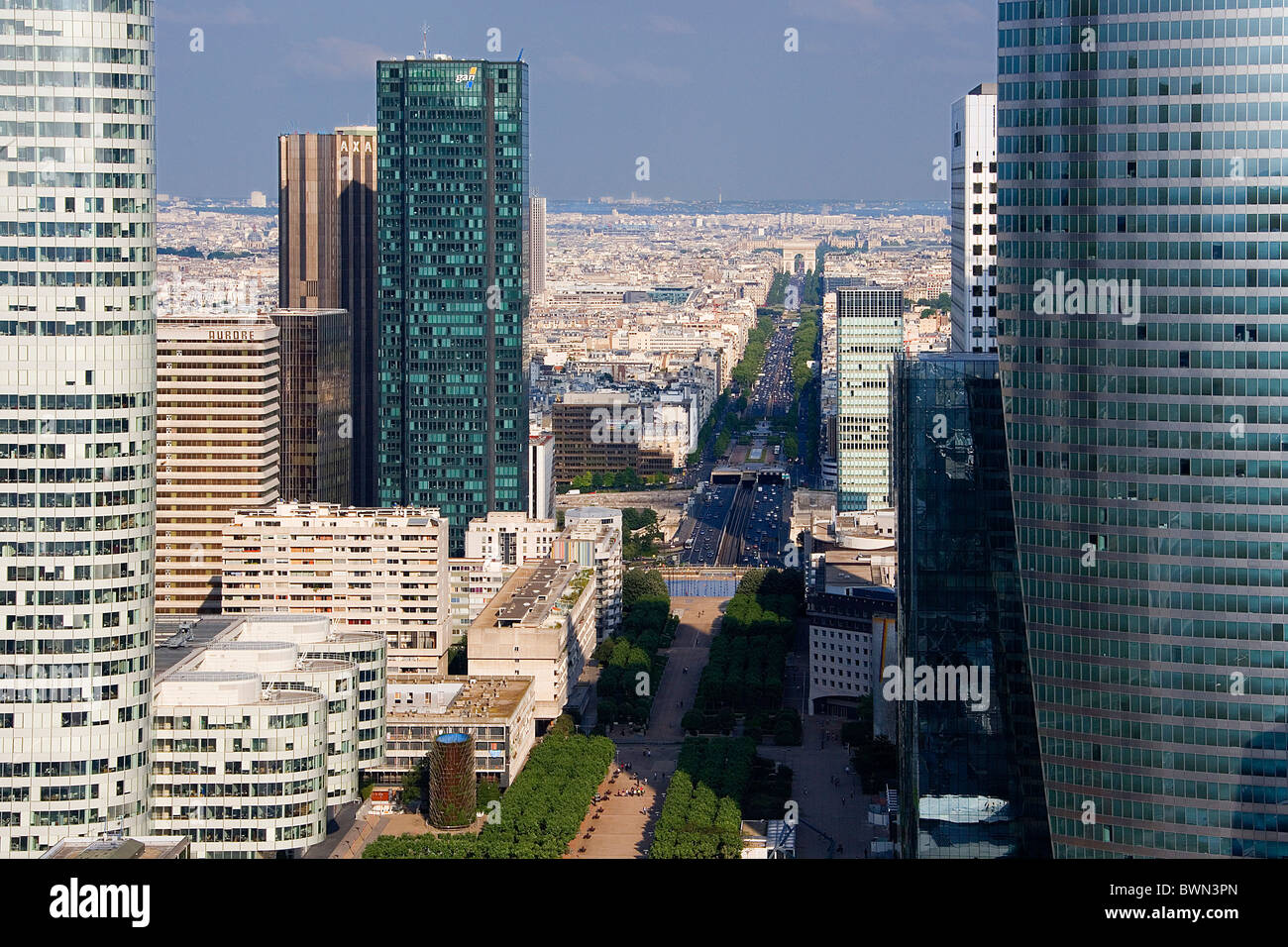 Europa in Paris Stadt La Defense Bezirk Skyline Wolkenkratzer Hochhaus Gebäuden moderne Avenue Charles de Stockfoto