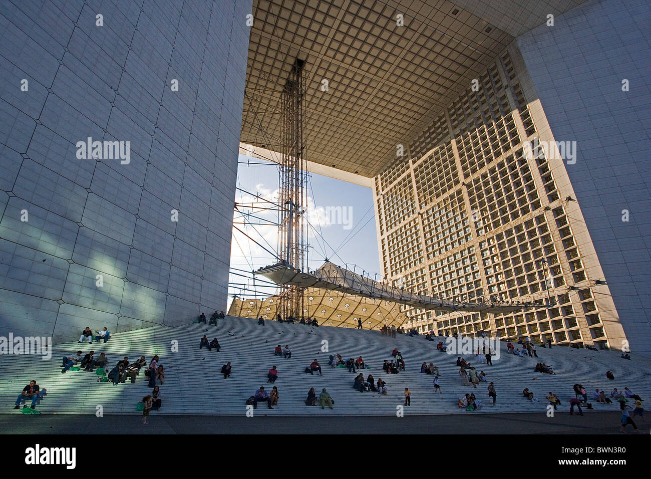 Stadt Frankreich Europa Paris La Defense Bezirk Grande Arche moderne Segmentspannung Menschen Bauschritte Stockfoto