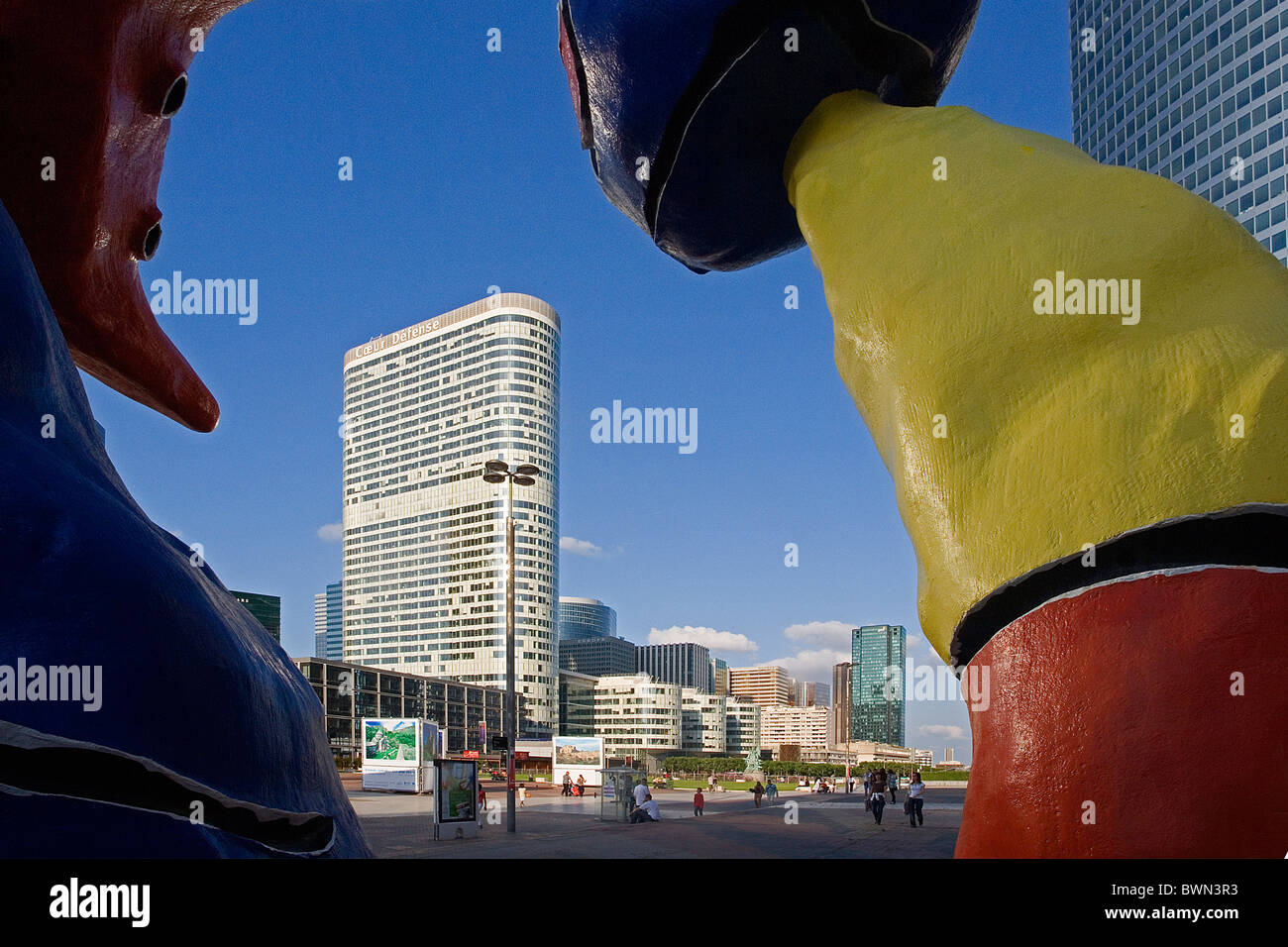 Europa in Paris La Defense Bezirk Skyline Wolkenkratzer Hochhaus Gebäuden moderne Menschen Stadtbaumeister Stockfoto