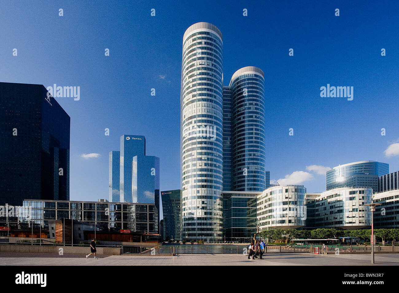 Europa in Paris La Defense Bezirk Skyline Wolkenkratzer Hochhaus Gebäuden moderne Menschen Stadtbaumeister Stockfoto