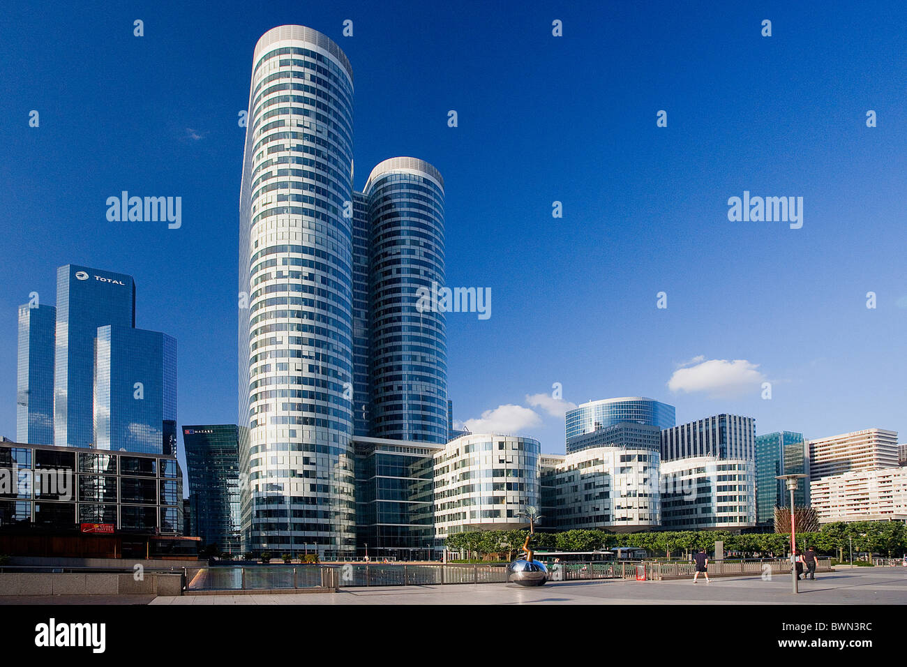 Europa in Paris La Defense Bezirk Skyline Wolkenkratzer Hochhaus Gebäuden moderne Menschen Stadtbaumeister Stockfoto