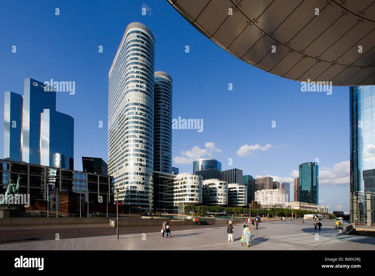 Europa in Paris La Defense Bezirk Skyline Wolkenkratzer Hochhaus Gebäuden moderne Menschen Stadtbaumeister Stockfoto