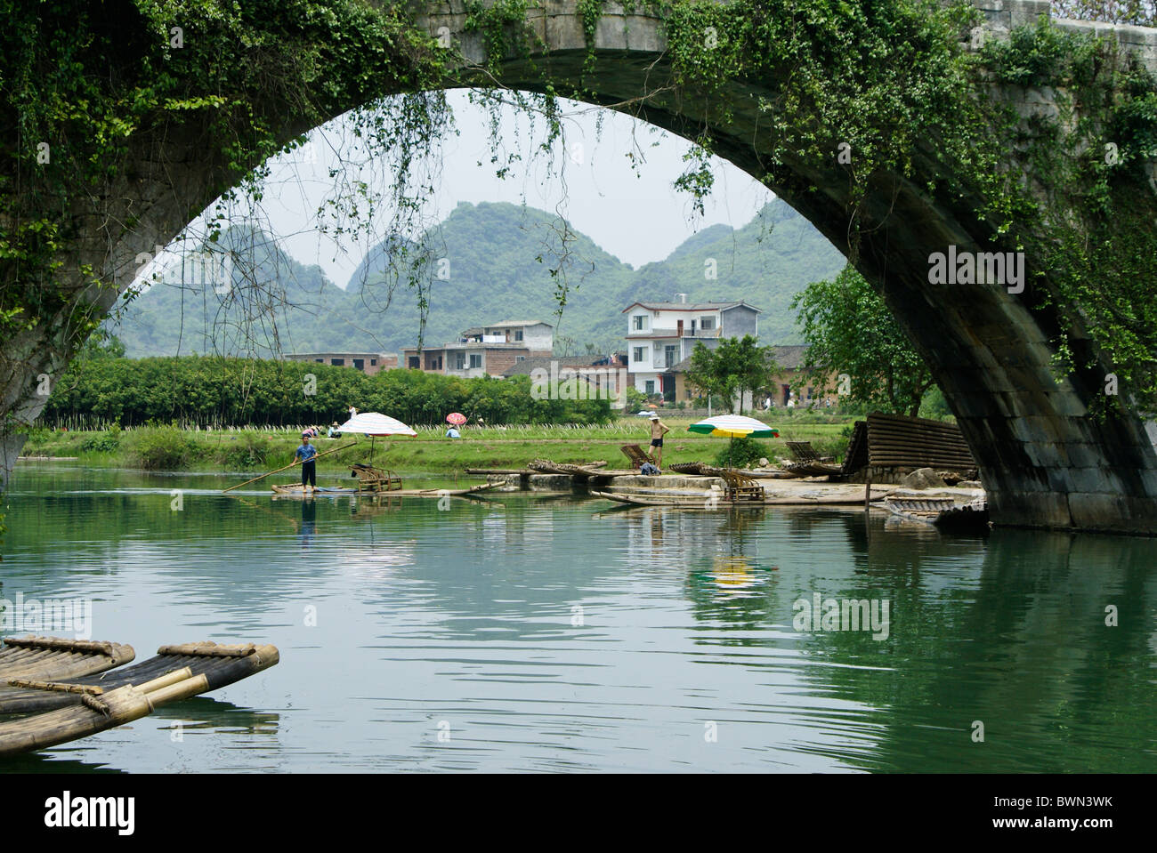 Bogenbrücke im Yulong auf dem Li Fluss, Guangxi, China Stockfoto