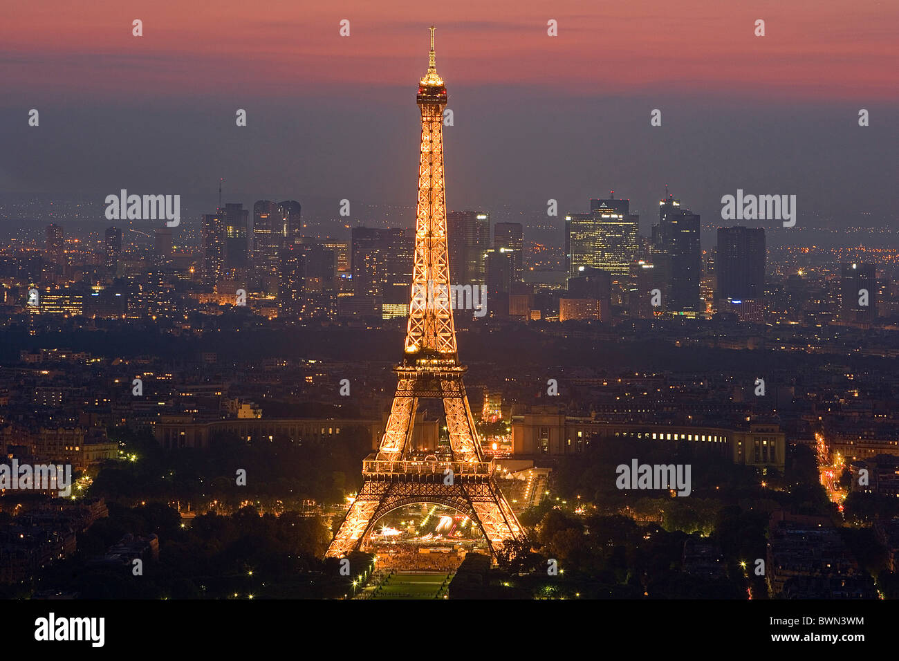 Frankreich Europa Paris Eiffel Tower La Defense Stadt mit Blick auf Stadt Übersicht hohen Winkel Dämmerung am Abend Dächer krank Stockfoto