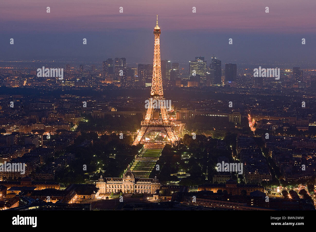 Frankreich Europa Paris Eiffel Tower La Defense Stadt mit Blick auf Stadt Übersicht hohen Winkel Dämmerung am Abend Dächer krank Stockfoto