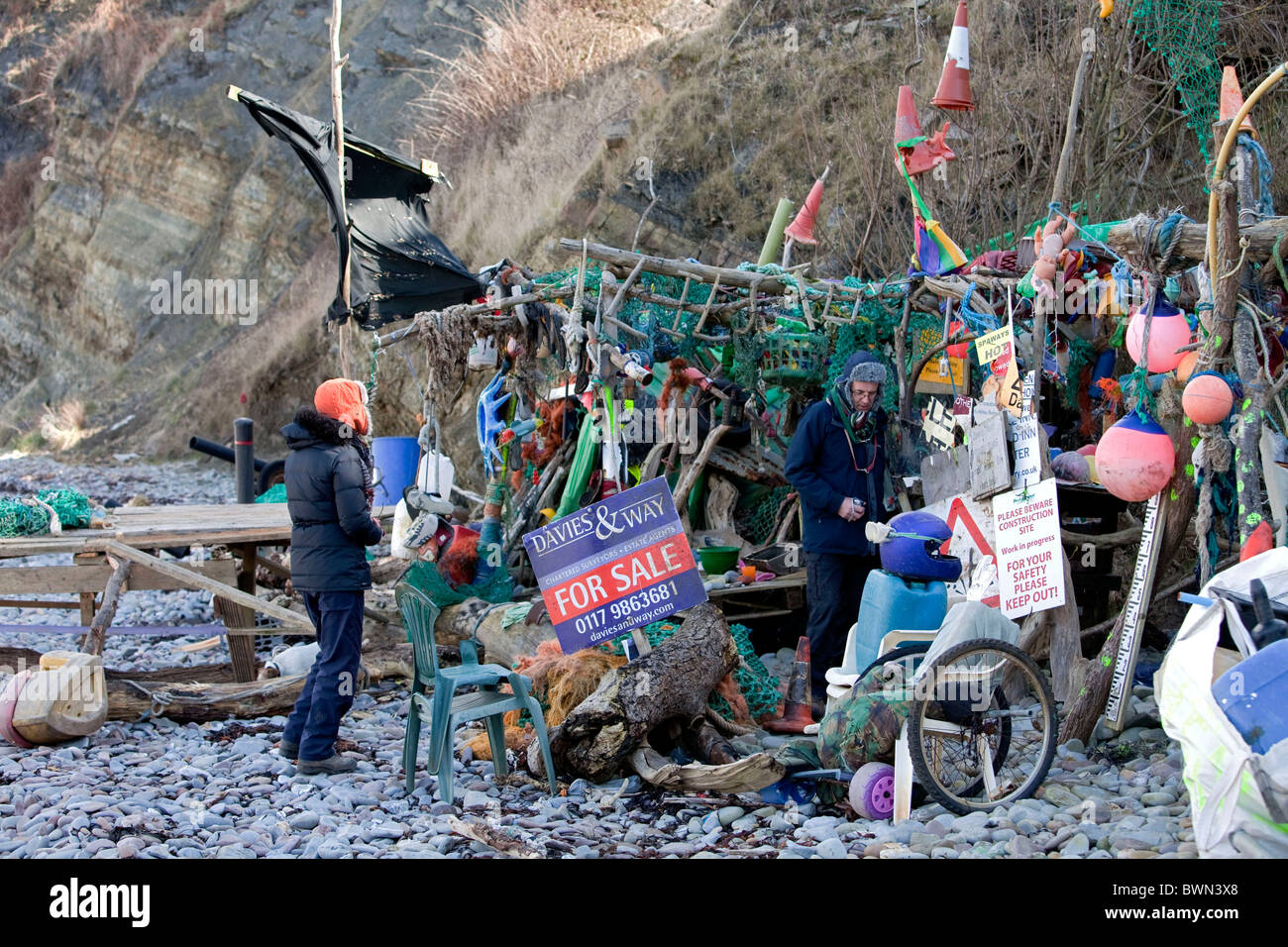 Besucher am Lilstock Beach Hut sehen, die riesigen Mengen an marine Kunststoff-Müll, der ins Meer geworfen wurde. DAVID MANSELL Stockfoto