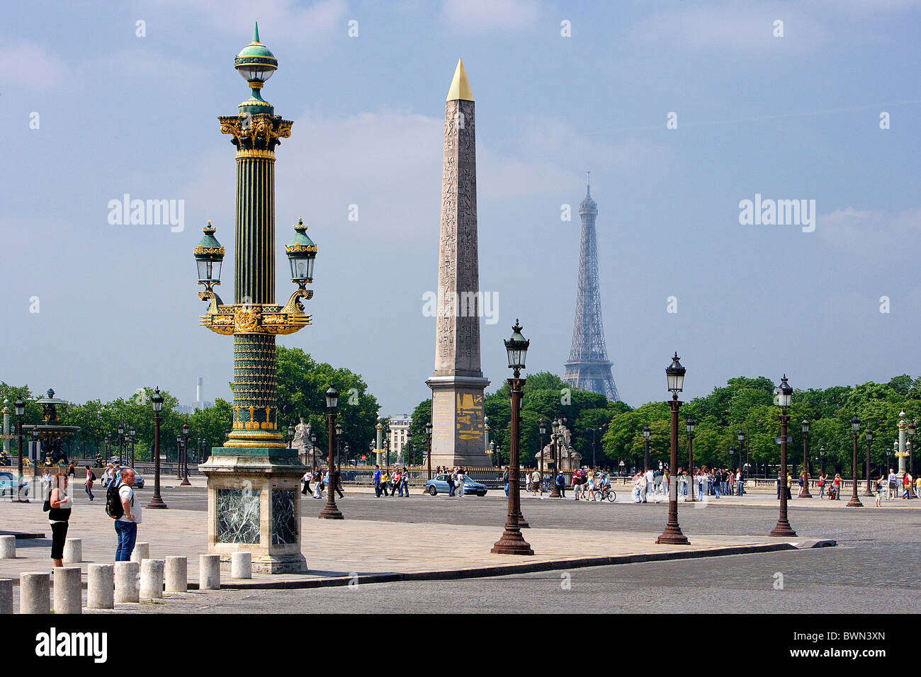 Europa in Paris Stadt Platz Place De La Concorde Concorde ägyptischer Obelisk Eiffel tower Menschen Laternen Stockfoto
