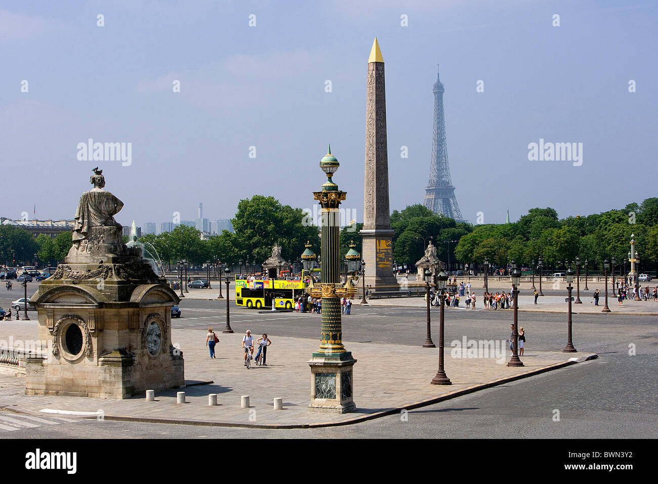 Europa in Paris Stadt Platz Place De La Concorde Concorde ägyptischer Obelisk Eiffel tower Menschen Laternen Stockfoto