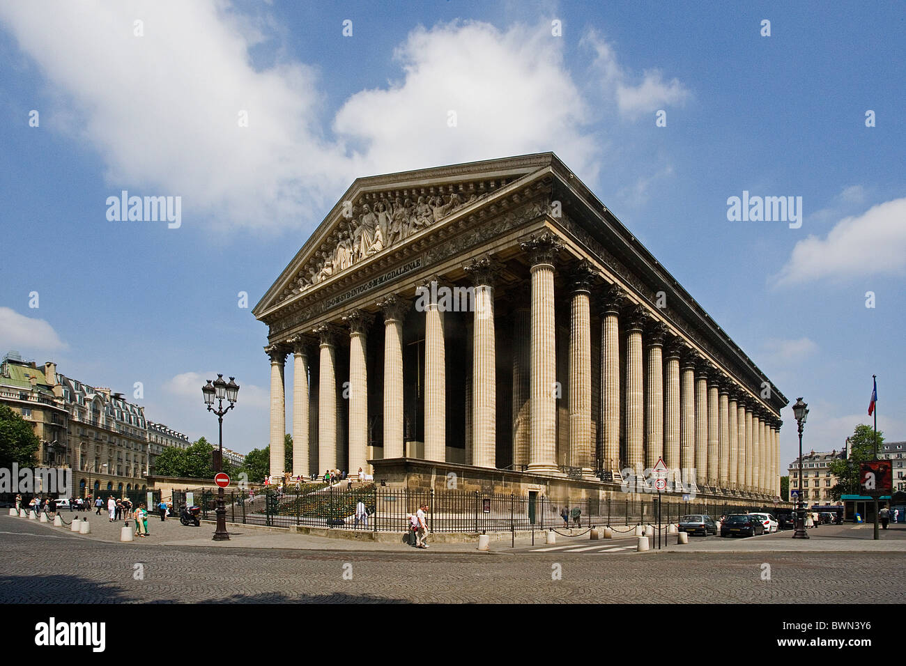 Europa in Paris Stadt La Madeleine Kirchengebäude Spalten Tempelarchitektur Neoklassizismus Klassizismus Stockfoto
