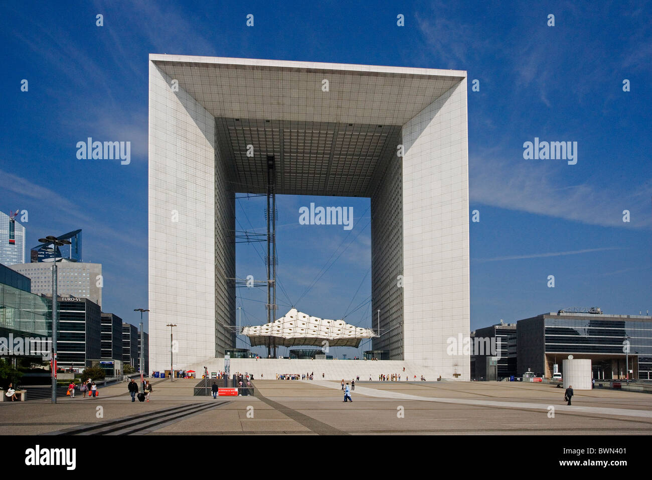Europa in Paris Stadt La Defense Bezirk Grande Arche Bogen bauen moderne Segmentspannung Menschen Platz Stockfoto